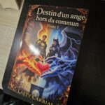 Couverture du roman Destin d'un ange hors du commun – Tome 1 de Laety Carrias